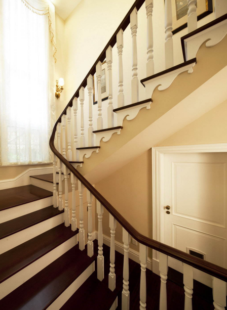 美式风格楼梯装修效果图，这样的美式楼梯考虑一下?